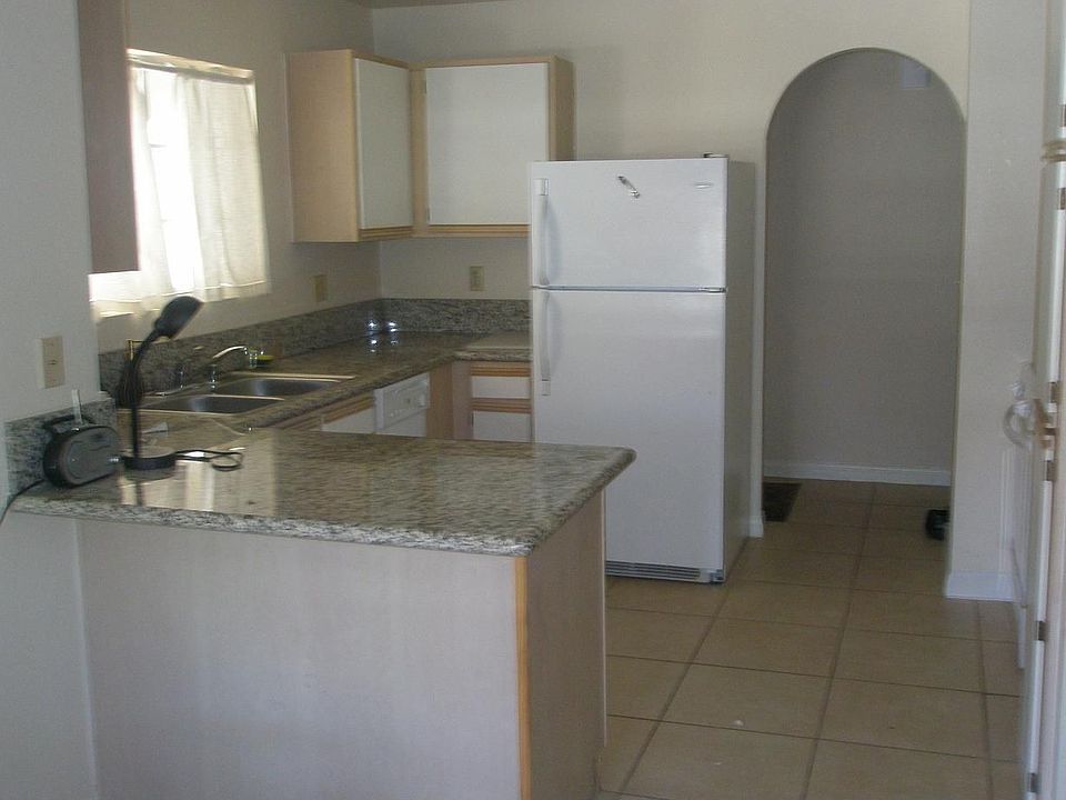 Granite/Furnished Kitchen