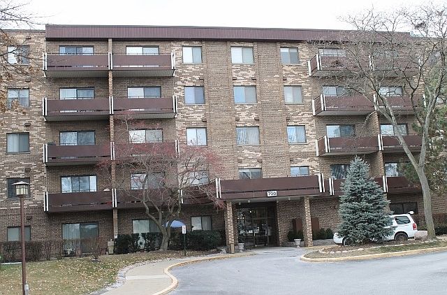 1st image of 700 Wellington Ave Unit 506