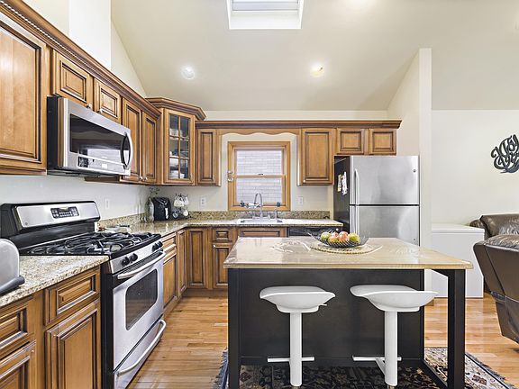 5th image of 233 Duncan Ave #2