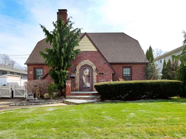 2203 Willow Street, Wantagh, NY 11793