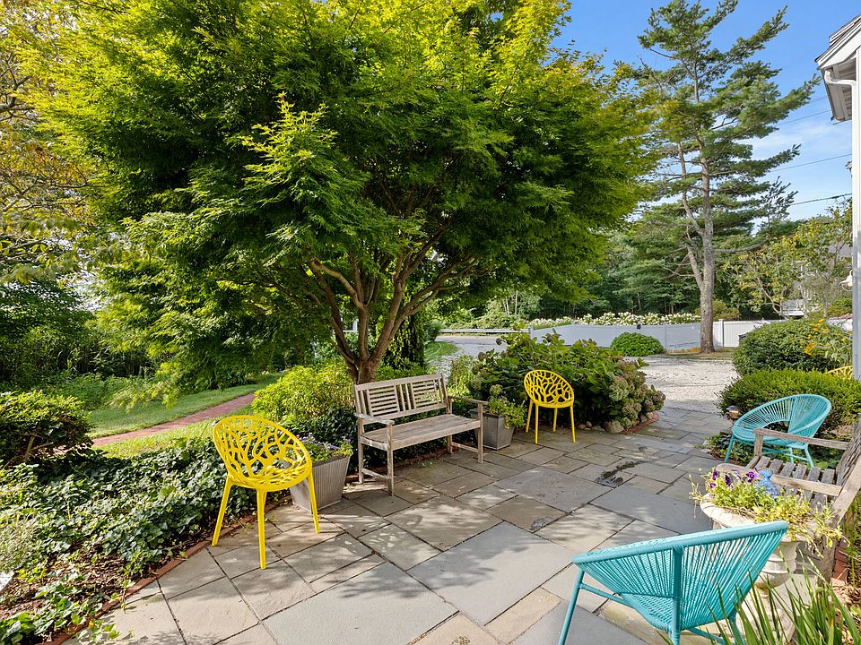 Beautiful patio to enjoy the sound of nature