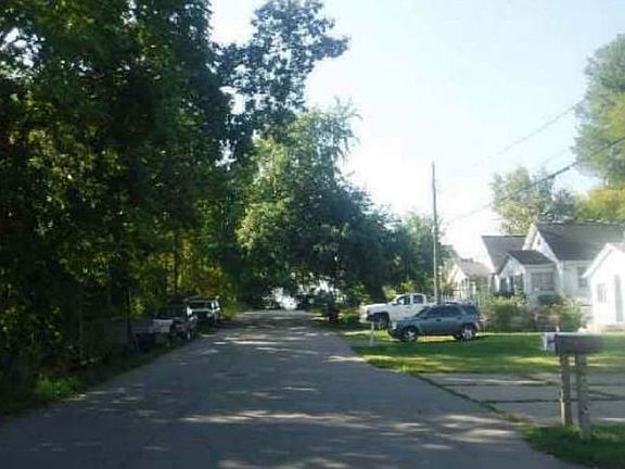 Exterior Neighborhood (street photo)