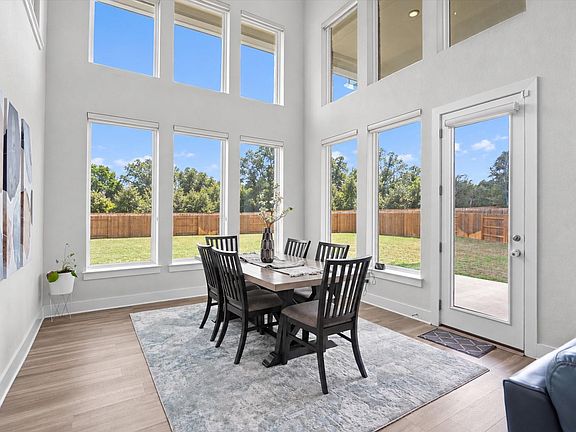 4th image of 105 Autumn Oak Way