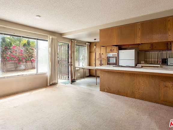 3rd image of 22132 Mariposa Ave