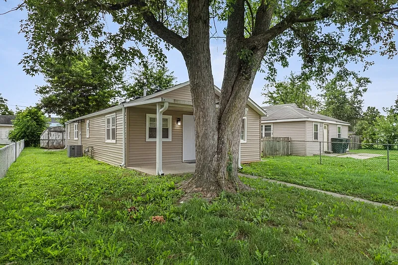 3 bed, 2.0 bath, 1155 sqft, $1,400 — Photo 2