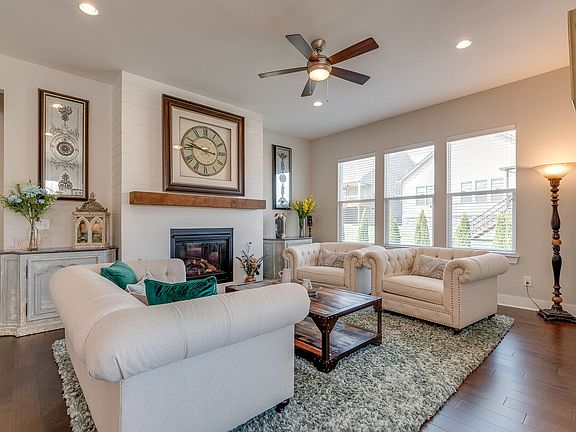4th image of 1064 River Oaks Blvd