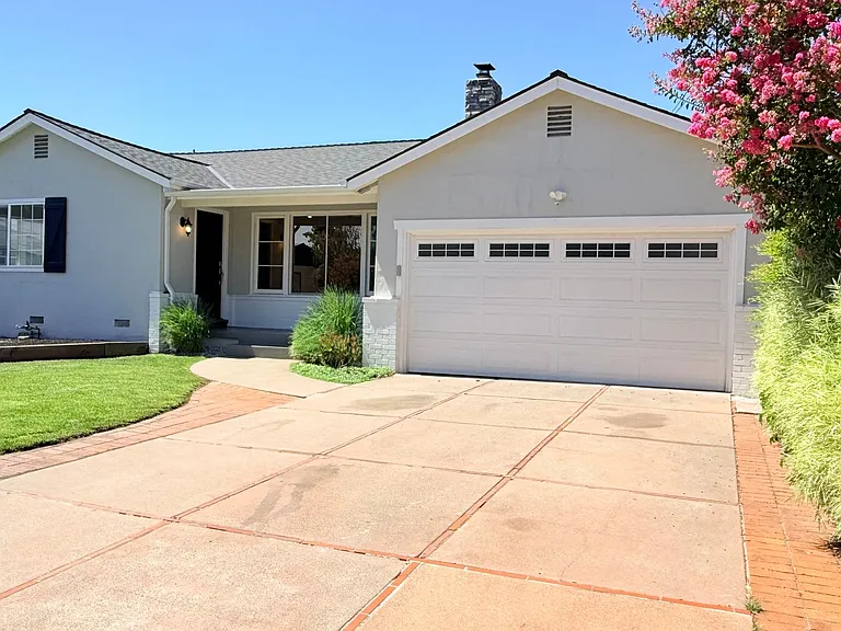 205 Barbara Ct — Photo 3