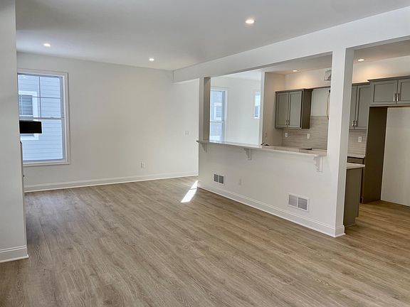 3rd image of 11 Landon Ln #10