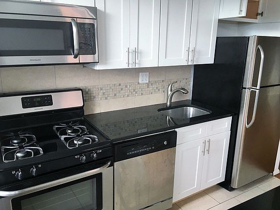 3rd image of 175 Hawthorne St APT 6C