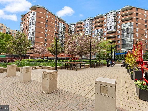 3rd image of 1001 N Randolph St APT 611
