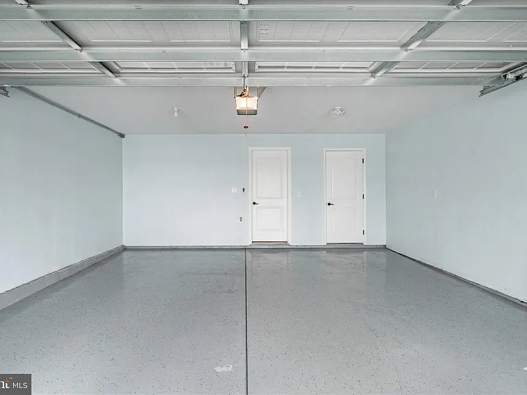300 Blue Welsh St — Photo 32