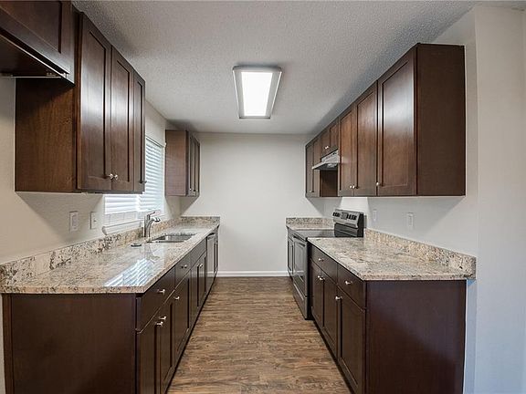 4th image of 905 Meadowdale Cir