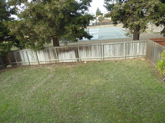 4th image of 304 Kingsly Ln