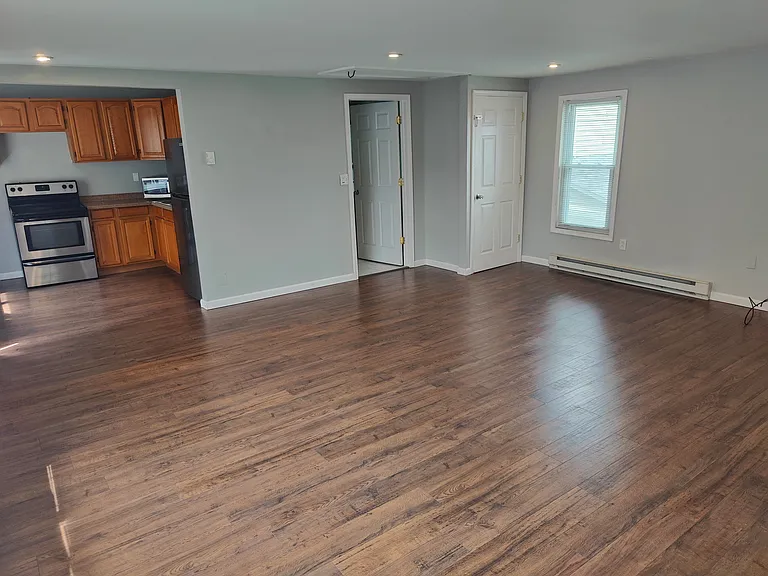 1172 Wyoming Ave #FRONT UPSTAIRS — Photo 2