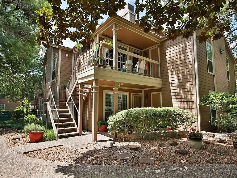 Ground-floor condo tucked away in the quiet northwest corner of the community, overlooking a landscaped courtyard. Conveniently located near the rear gate for easy access to Woodland Heights, as well as the mailboxes and trash/recycling area.