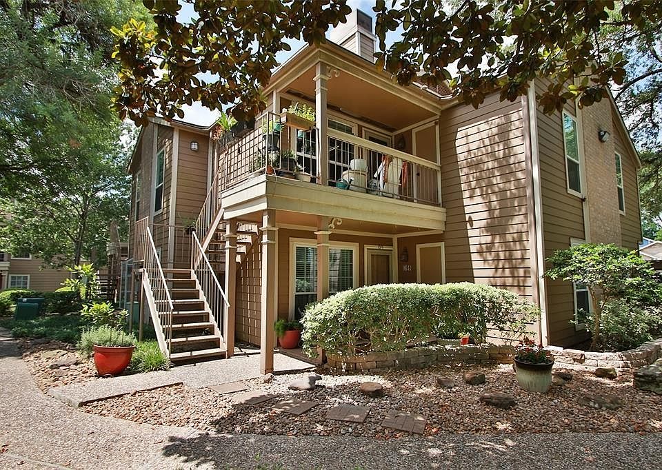 Ground-floor condo tucked away in the quiet northwest corner of the community, overlooking a landscaped courtyard. Conveniently located near the rear gate for easy access to Woodland Heights, as well as the mailboxes and trash/recycling area.