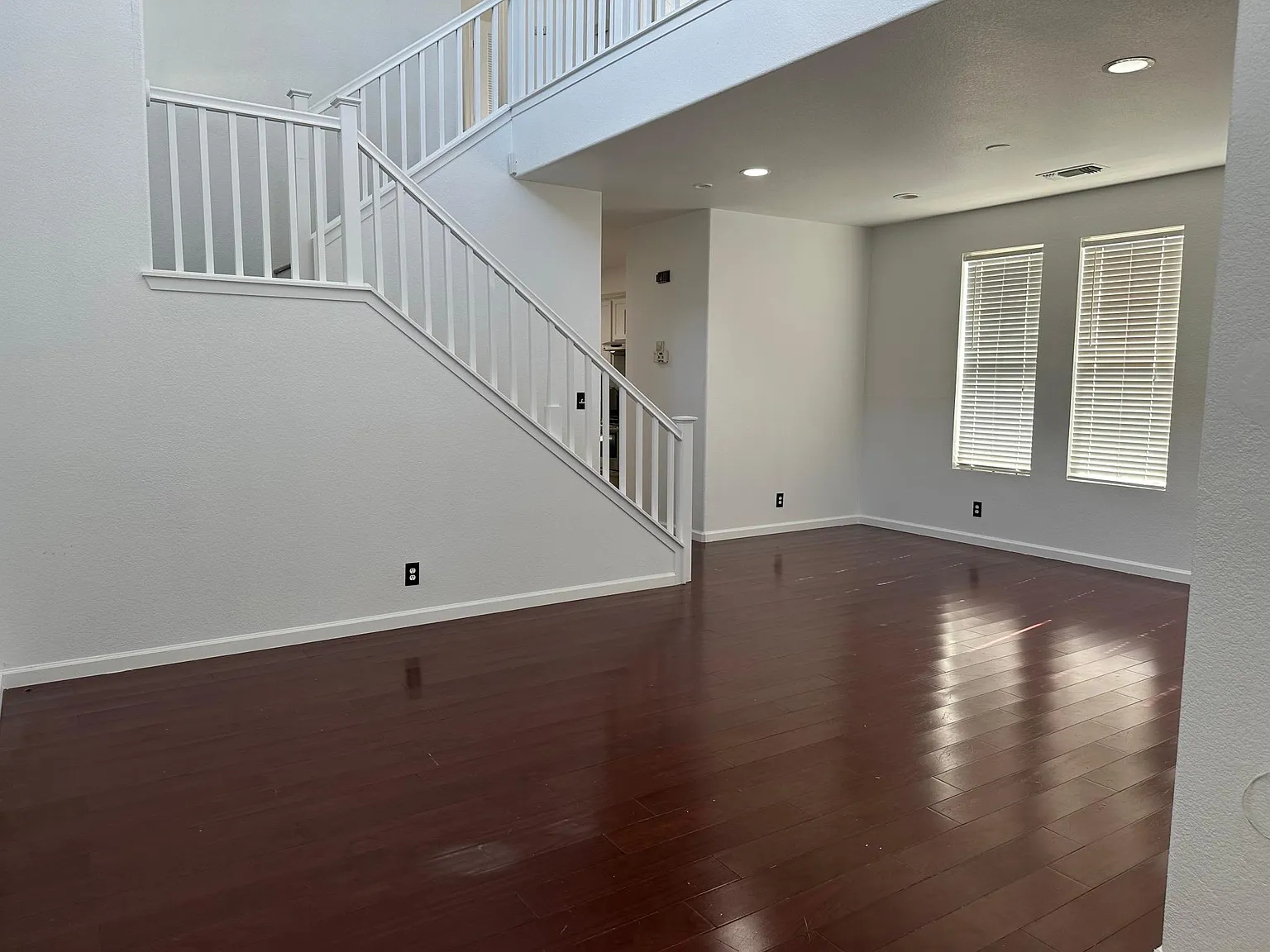 4 bed, 2516 sqft, $3,700 — Photo 4