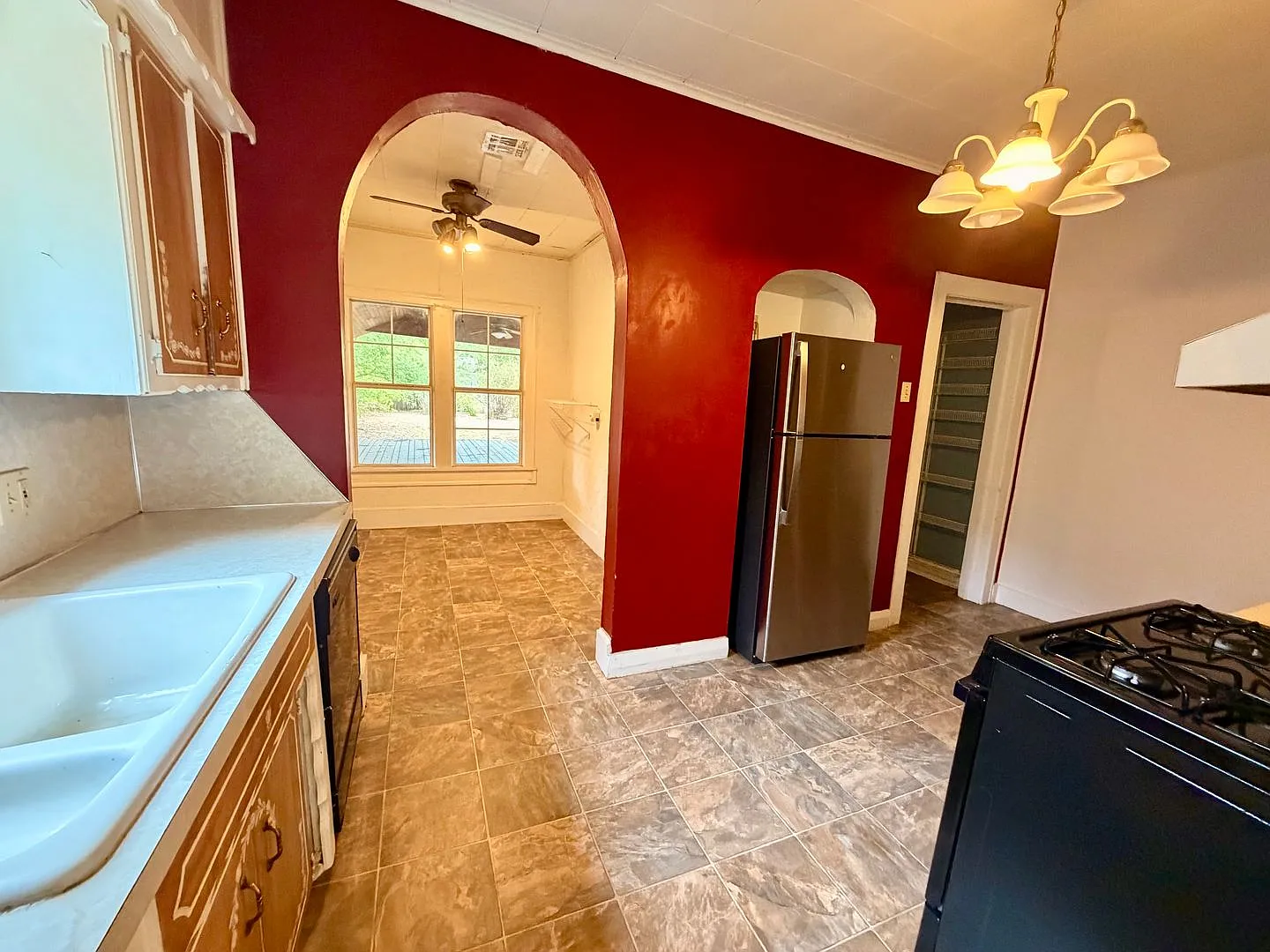 3 Bedroom and 1 Bathroom home on Broadway! — Photo 4