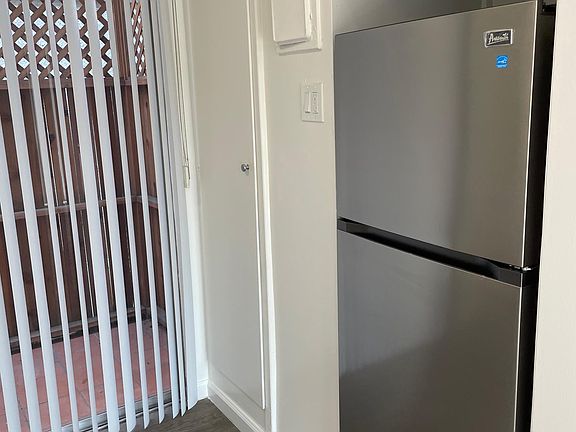 2nd image of 13225 Moorpark St #1
