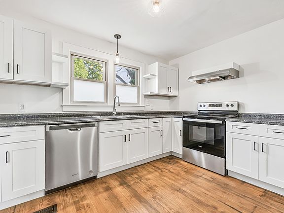 5th image of 825 Lang St NE