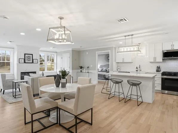 9 Joseph N Zenga Jr Blvd #207, East Greenwich, RI 02818