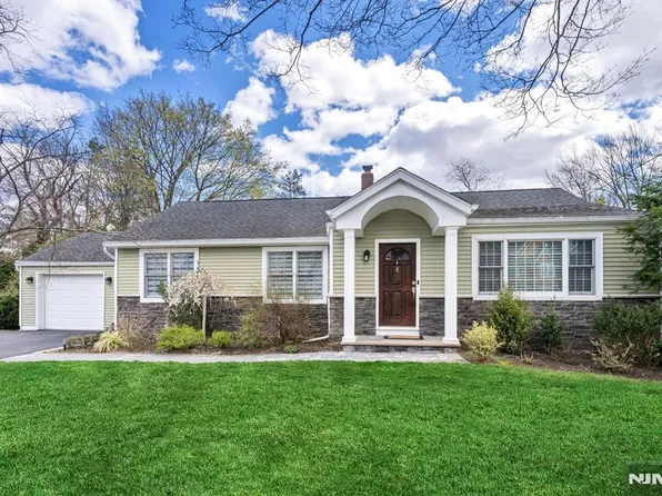 8 Prescott Rd, Ho Ho Kus, NJ 07423