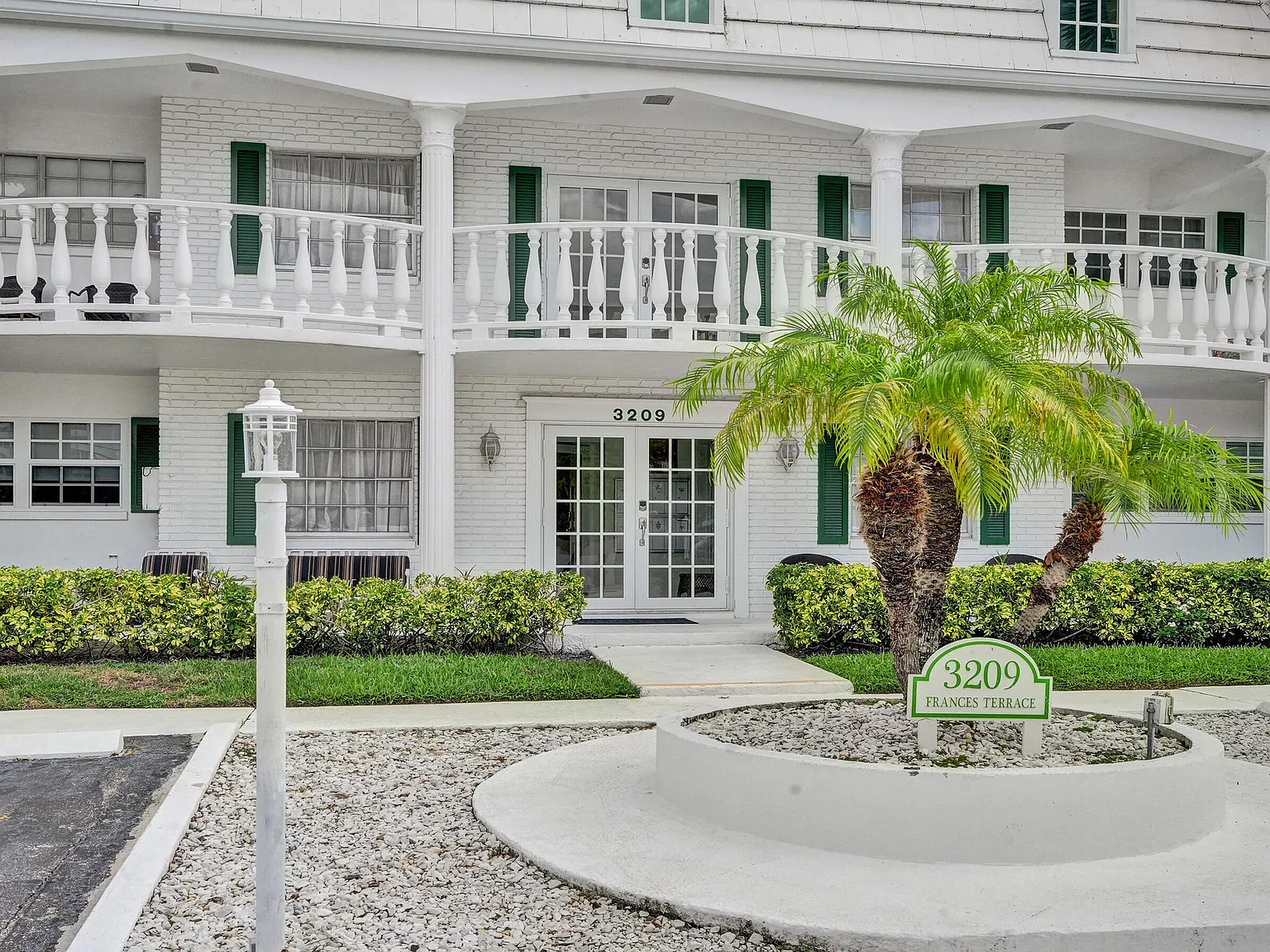 1 bed, 1.5 bath, 1000 sqft, $2,600 — Photo 1