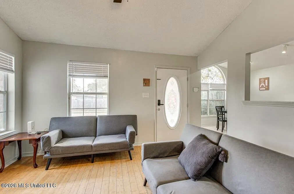 3 bed, 2.0 bath, 1354 sqft, $1,600 — Photo 3