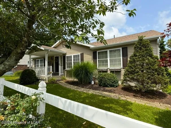 90 W Pine St, Sheppton, PA 18248