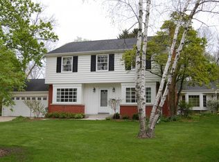 921 E Spooner Rd, Fox Pt, WI 53217