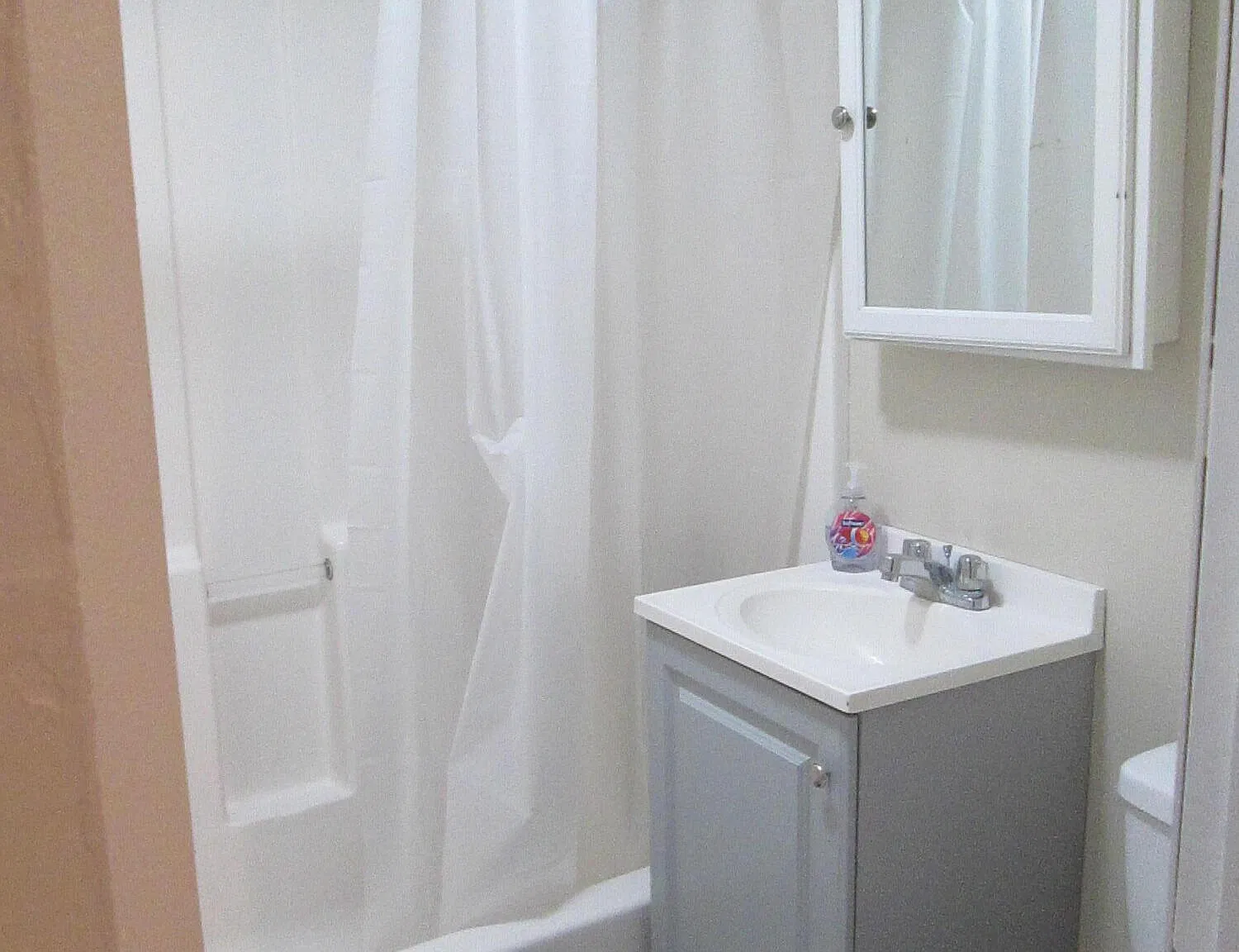 2 bed, 1.0 bath, 1300 sqft, $1,400 — Photo 2
