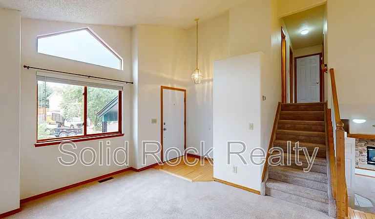 2580 Lyncrest Dr — Photo 2