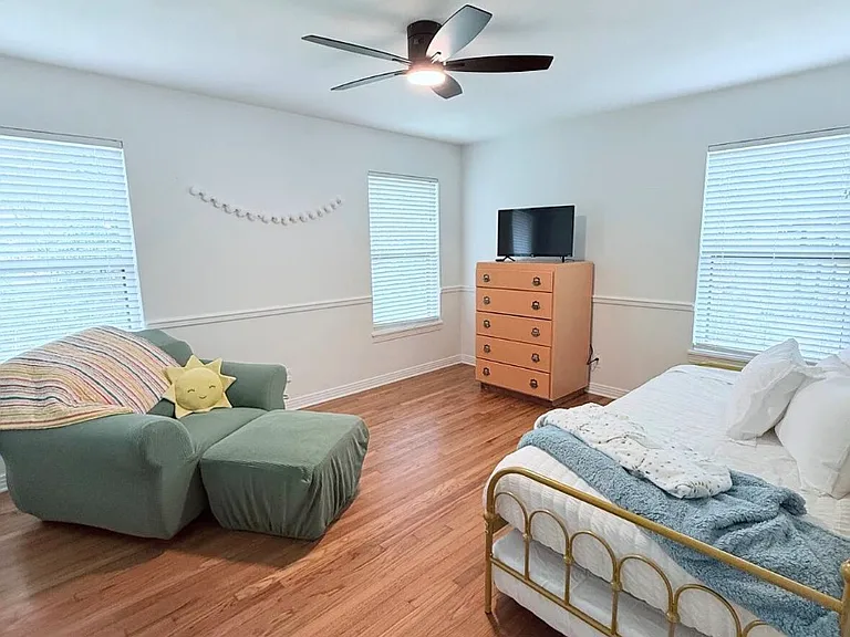 2216 Crestwood Dr — Photo 14
