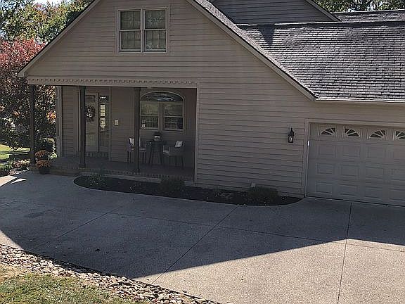 3rd image of 111 Canterbury Dr