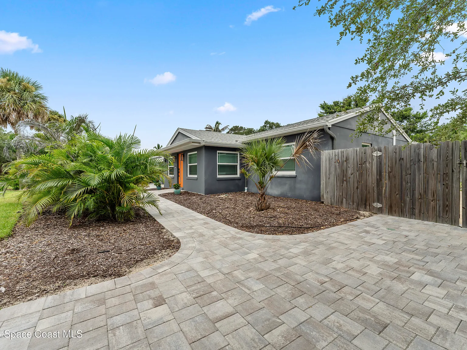 3 bed, 3.0 bath, 1641 sqft, $4,100 — Photo 4