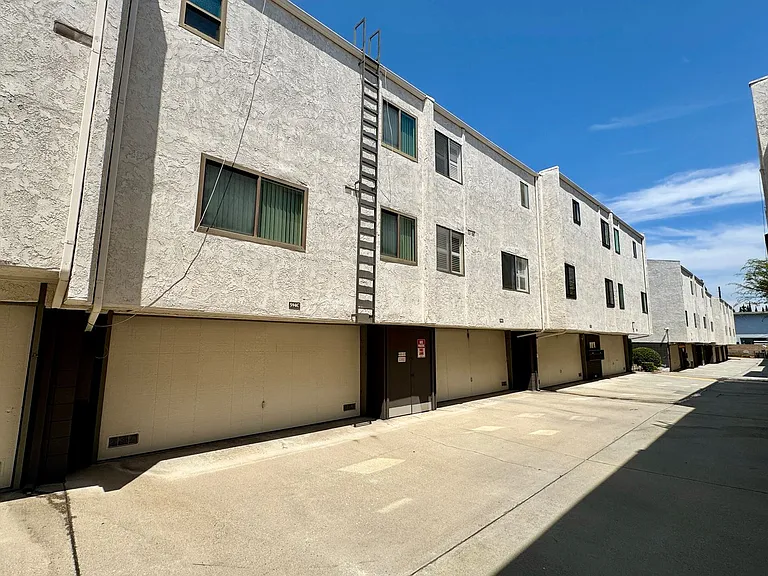 594 W Huntington Dr #C — Photo 19