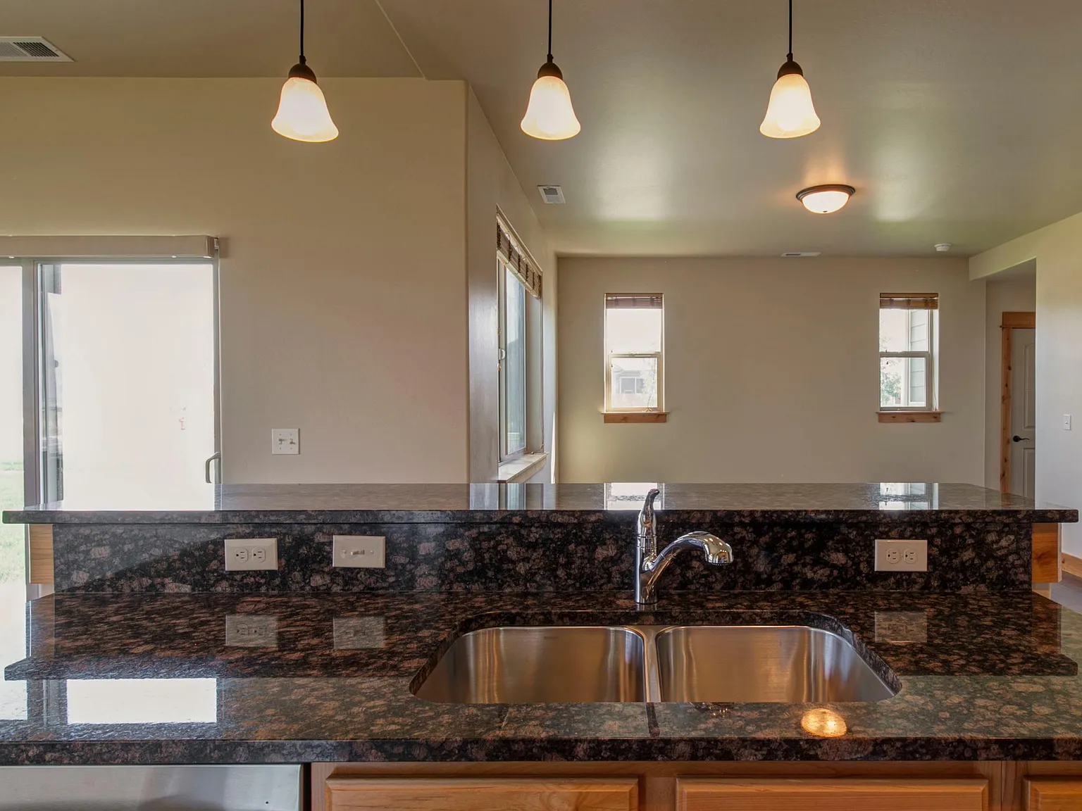 3 bed, 2.5 bath, 1600 sqft, $2,490 — Photo 4