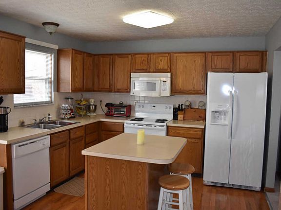 5th image of 637 Rainbow Dr
