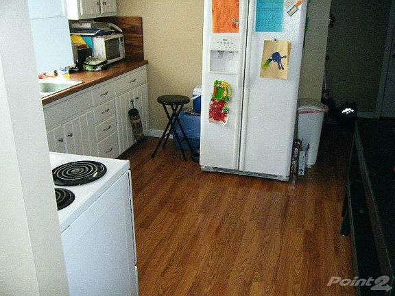 KITCHEN FEATURES LAMINATE FLOORING!