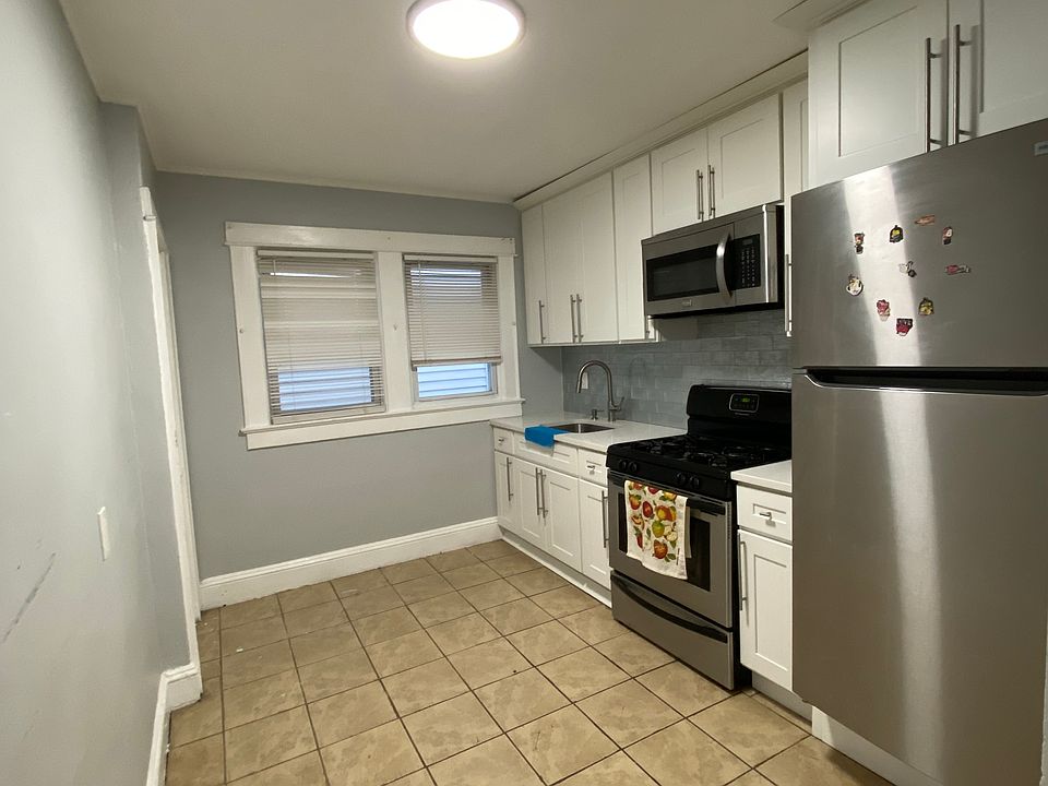 Eat-in kitchen