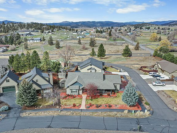 3rd image of 147 NW Saddlehorn Ct