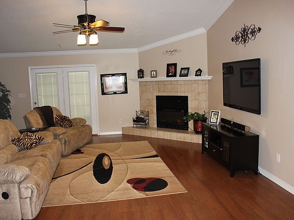 Crown molding in livingroom