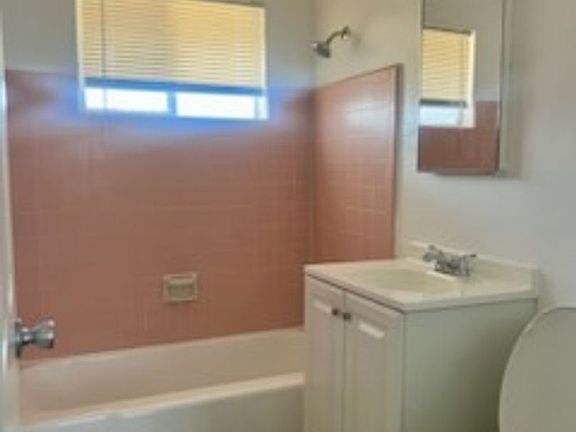 4th image of 560 E Oakland Ave APT D