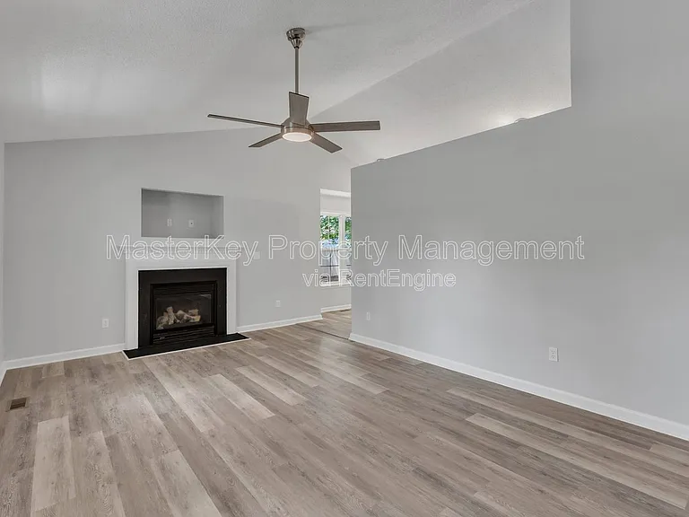 715 Proctor St — Photo 2