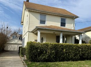 17 Villa St, Roslyn Heights, NY 11577