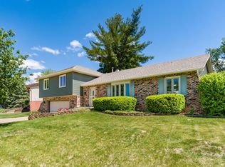 1640 Queens Dr, Bettendorf, IA 52722