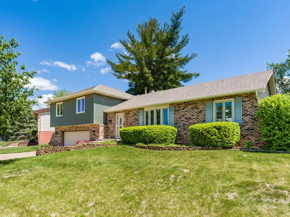1640 Queens Dr, Bettendorf, IA 52722