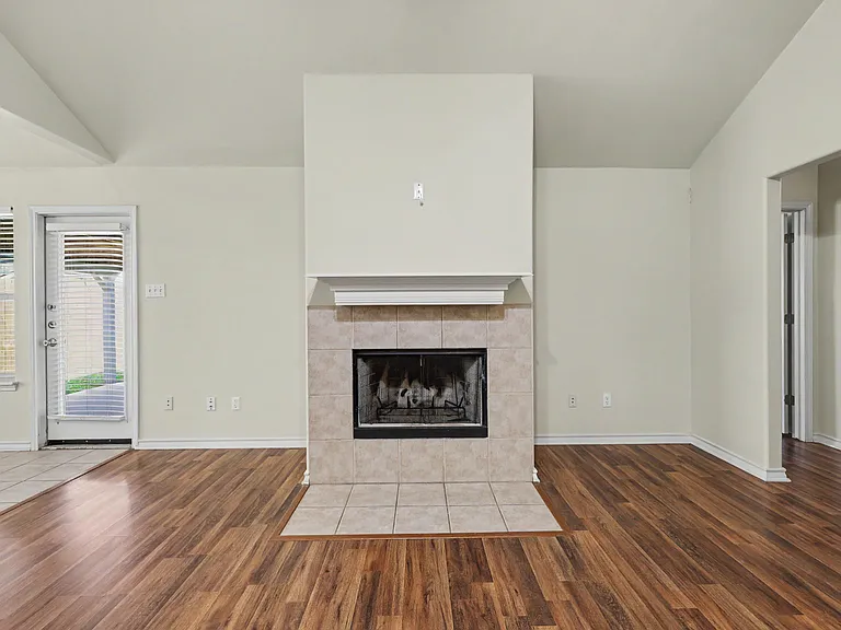 1111 Meadowbrook Dr — Photo 4