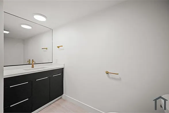 920 Everett St — Photo 6