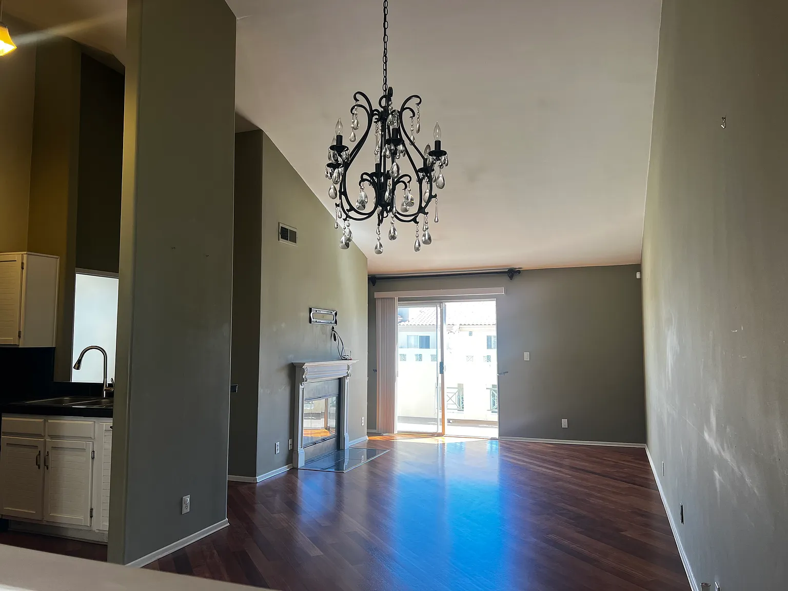 3 bed, 1280 sqft, $3,900 — Photo 2